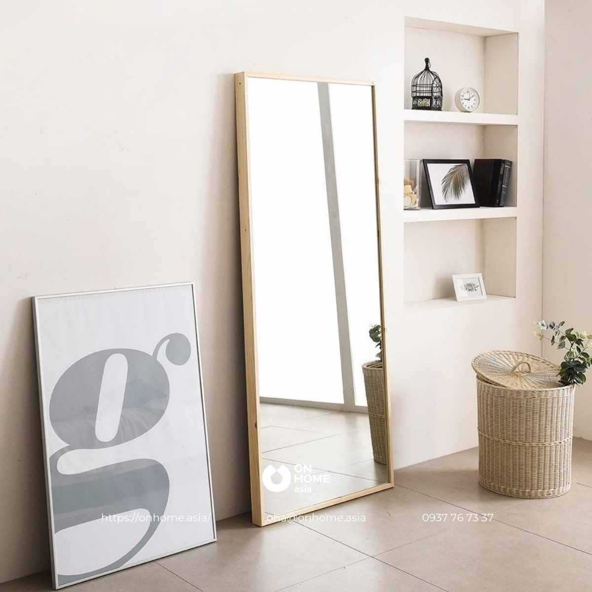 Gương đứng dựa tường khung gỗ đơn giản mà đẹp