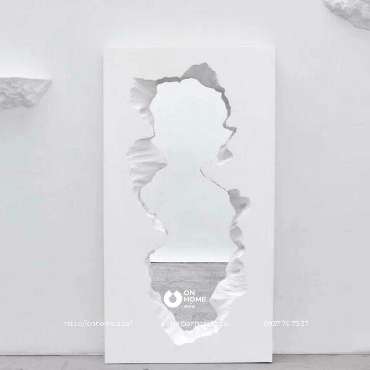 Gương đứng dựa tường màu trắng đẹp mắt