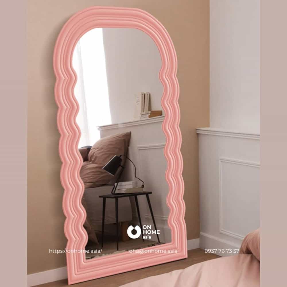 Gương đứng dựa tường màu hồng siêu trendy