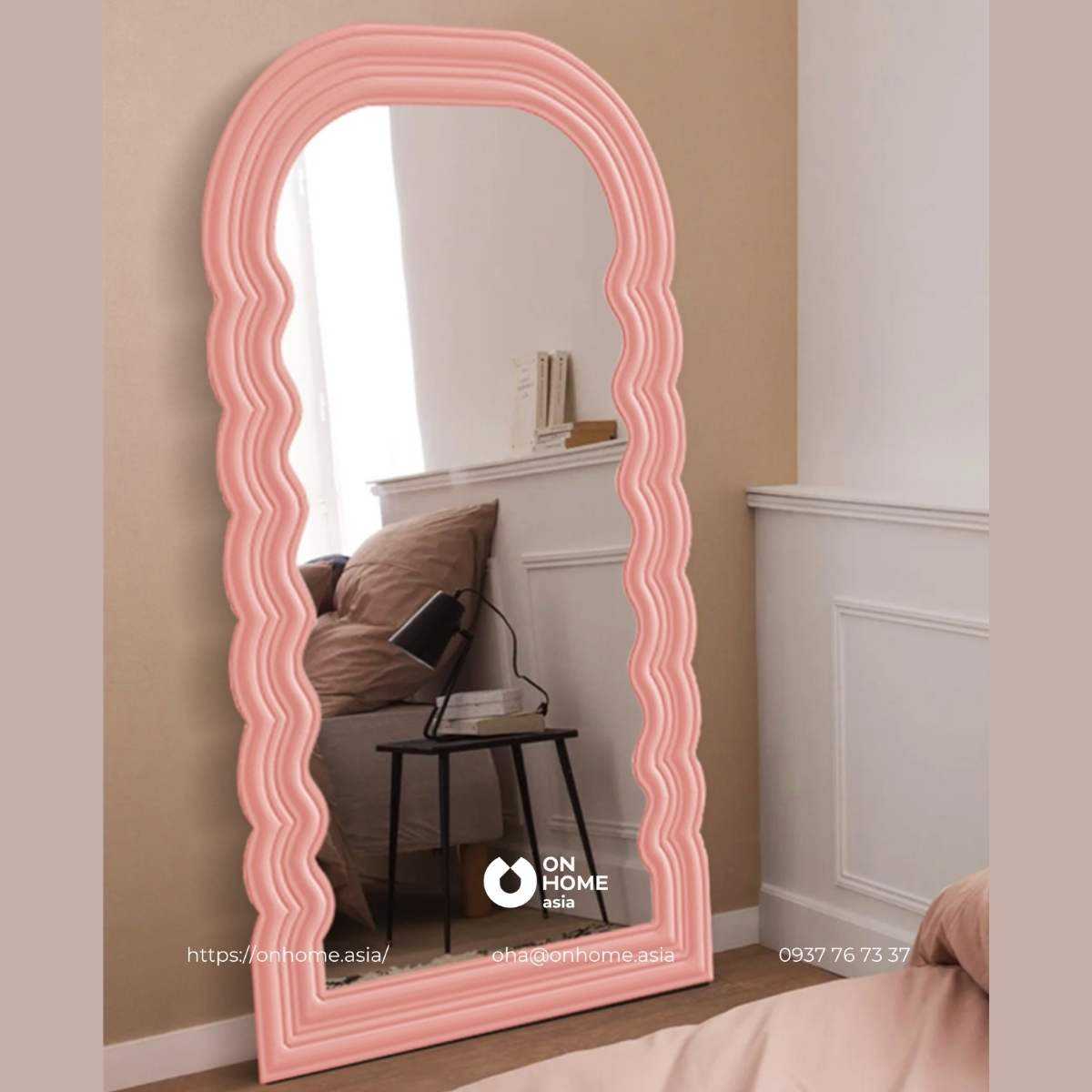 Gương đứng dựa tường màu hồng siêu trendy