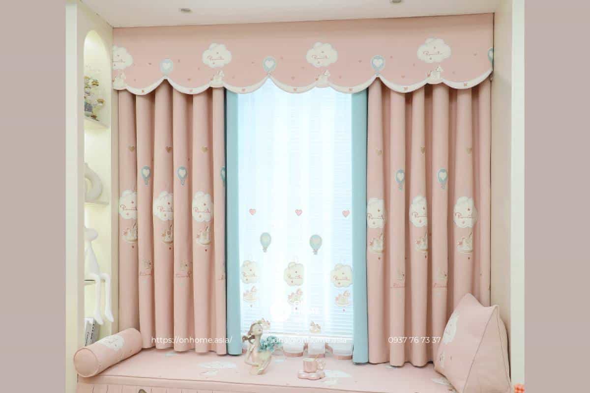 Rèm cửa sổ phòng ngủ nhỏ màu hồng dễ thương
