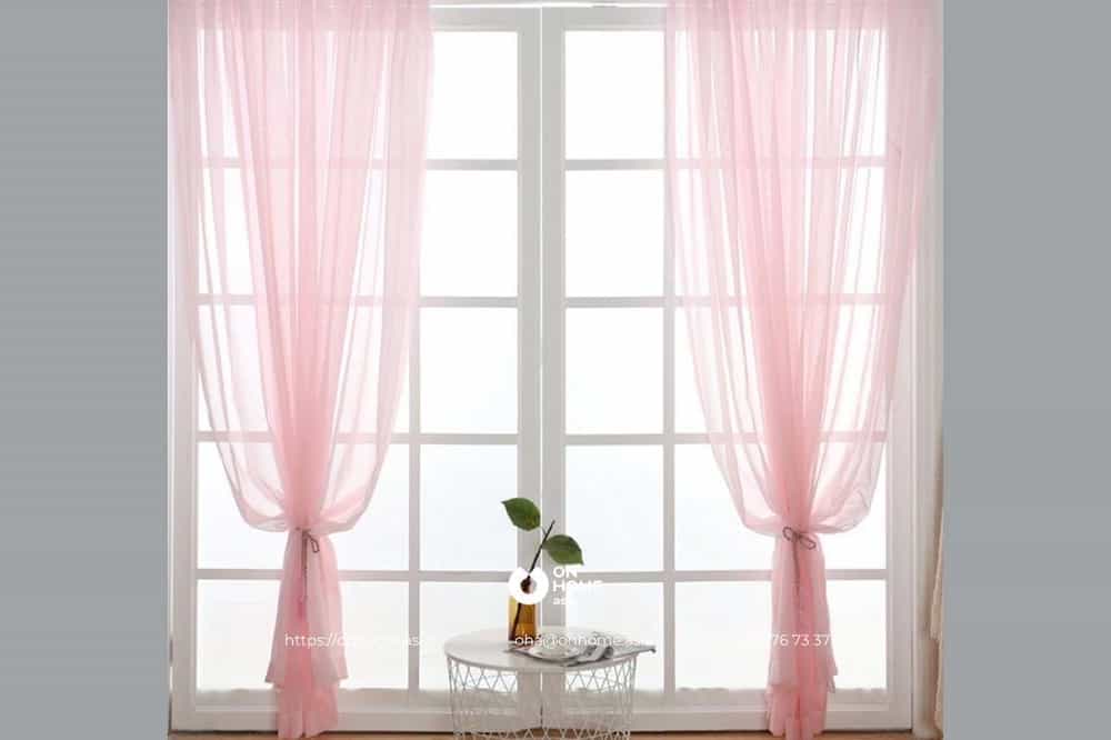 Rèm voan màu hồng trang trí phòng ngủ