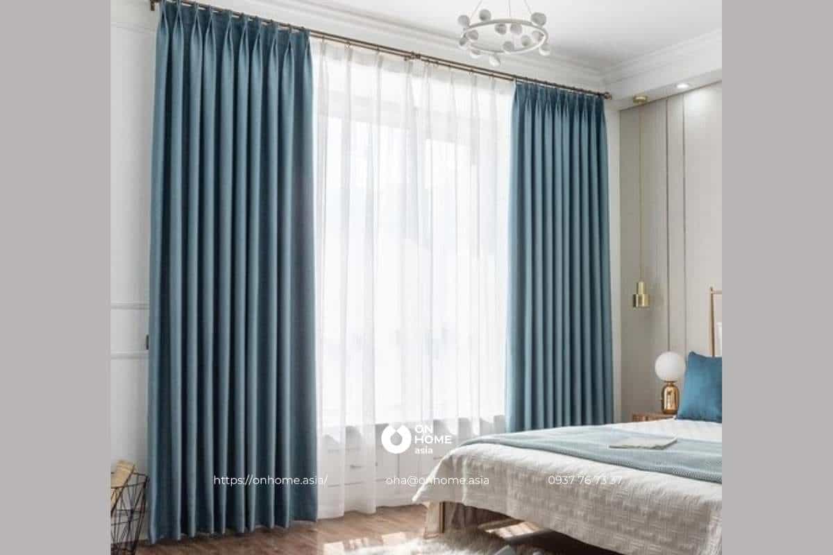 Rèm vải màu xanh trang trí phòng ngủ