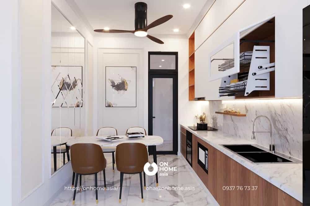 Nội thất phòng bếp nhà phố hiện đại với gam màu trắng và nâu