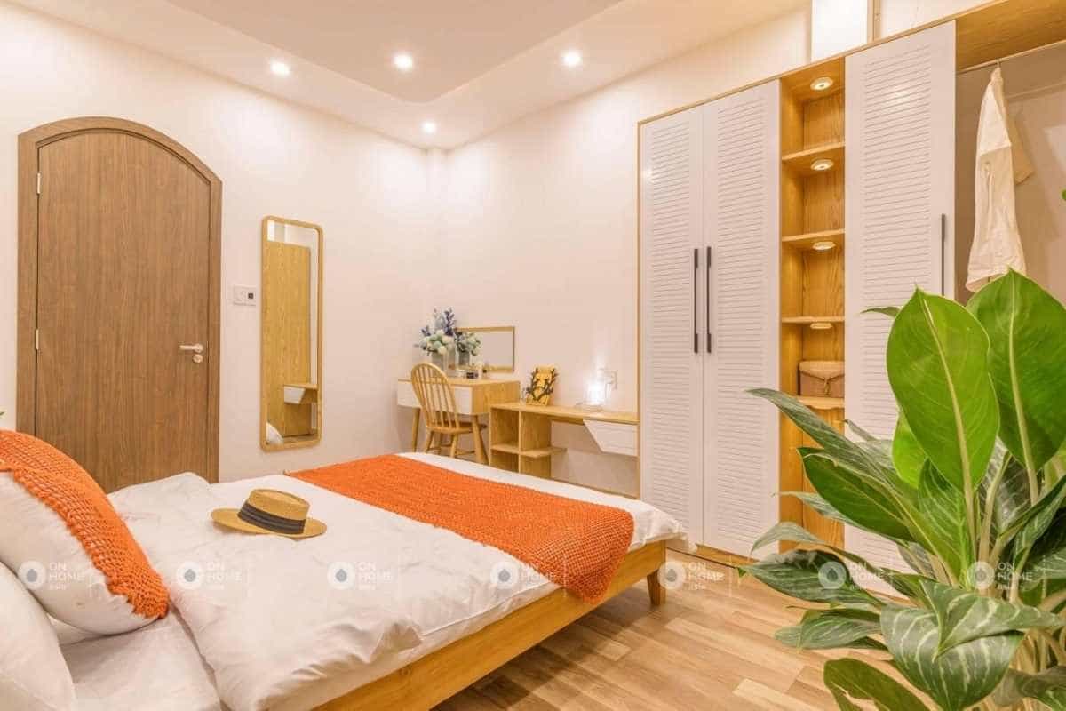 Sắc cam và hồng khiến phòng ngủ trở nên nổi bật